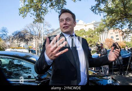 Austin Texas USA, 15. Januar 2015: ELON MUSK, CEO von SpaceX und Tesla-Chef, spricht mit der Presse vor dem Texas Capitol, wo er und sein Team die Gesetzgeber für den Zugang zum texanischen Autohändlernetzwerk einsetzten. ©Marjorie Cotera/Bob Daemmrich Fotografie Stockfoto