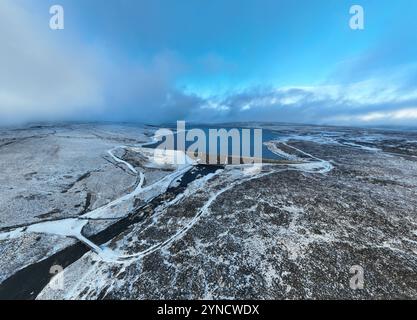 Cow Green Dam Teesdale, Winter Schnee und Nebel Stockfoto