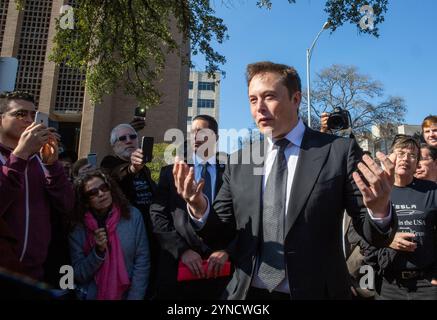 Austin Texas USA, 15. Januar 2015: ELON MUSK, CEO von SpaceX und Tesla-Chef, spricht mit der Presse vor dem Texas Capitol, wo er und sein Team die Gesetzgeber für den Zugang zum texanischen Autohändlernetzwerk einsetzten. ©Marjorie Cotera/Bob Daemmrich Fotografie Stockfoto