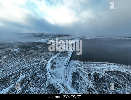 Cow Green Dam Teesdale, Winter Schnee und Nebel Stockfoto