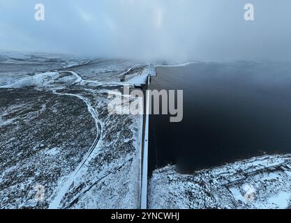 Cow Green Dam Teesdale, Winter Schnee und Nebel Stockfoto