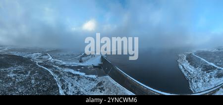 Cow Green Dam Teesdale, Winter Schnee & Nebel Panorama Stockfoto