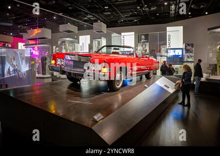 Chuck Berry 1973 Cadillac NMAAHC Washington DC // WASHINGTON DC – Chuck Berry's 1973 Cadillac steht als Symbol für musikalische Leistung und Bürgerrechtsfortschritt im National Museum of African American History and Culture. Das Fahrzeug, Teil von Berrys persönlicher Flotte, wurde in der Dokumentation Hail! Hallo! Rock and Roll!“ Als er es auf der Bühne im Fox Theater in St. Louis fuhr. Das Fox Theater hatte Berry zuvor aufgrund von Segregation den Zutritt verweigert, was das Erscheinungsbild des Wagens dort besonders bedeutsam machte. Stockfoto