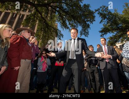 Austin Texas USA, 15. Januar 2015: ELON MUSK, CEO von SpaceX und Tesla-Chef, spricht mit der Presse vor dem Texas Capitol, wo er und sein Team die Gesetzgeber für den Zugang zum texanischen Autohändlernetzwerk einsetzten. ©Marjorie Cotera/Bob Daemmrich Fotografie Stockfoto