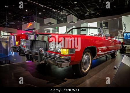 WASHINGTON DC, Vereinigte Staaten – Chuck Berry's Cadillac aus dem Jahr 1973 steht als Symbol für musikalische Leistung und Bürgerrechtsfortschritte im National Museum of African American History and Culture. Das Fahrzeug, Teil von Berrys persönlicher Flotte, wurde in der Dokumentation Hail! Hallo! Rock and Roll!“ Als er es auf der Bühne im Fox Theater in St. Louis fuhr. Das Fox Theater hatte Berry zuvor aufgrund von Segregation den Zutritt verweigert, was das Erscheinungsbild des Wagens dort besonders bedeutsam machte. Stockfoto