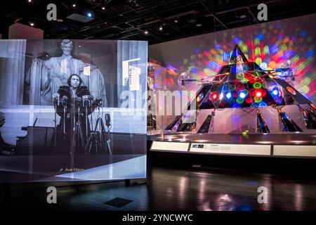 WASHINGTON DC, Vereinigte Staaten – die Ausstellung Musical Crossroads im National Museum of African American History and Culture zeigt historische Aufnahmen von Marian Andersons bahnbrechendem Lincoln Memorial-Konzert von 1939 zusammen mit dem P-Funk Mothership. Andersons Auftritt am Ostersonntag, an dem 75.000 Menschen teilnahmen, markierte einen entscheidenden Moment in der Geschichte der Bürgerrechte, nachdem ihr der Zugang zur Constitution Hall verweigert wurde. Diese kontrastierenden Exponate zeigen, wie afroamerikanische Musiker aus verschiedenen Genres Rassenbarrieren durch ihre Kunst herausgefordert haben. Stockfoto