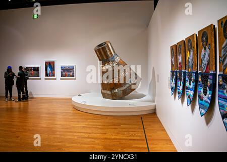 WASHINGTON DC, Vereinigte Staaten – Installationsansicht von Stephen Towns „an Offering“ (2017) und Jefferson Pinders „Mothership (Capsule)“ (2009) im National Museum of African American History and Culture. Die Mixed-Media-Werke beschäftigen sich mit Themen der afroamerikanischen Geschichte, der Weltraumforschung und der kulturellen Transformation durch verschiedene künstlerische Ansätze und Materialien. Stockfoto