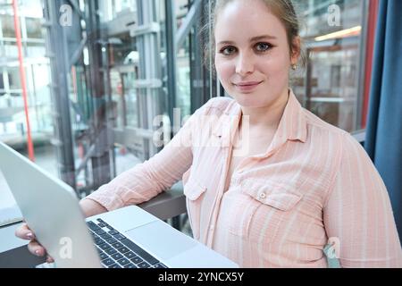 17. November 2024: Eine junge Frau konzentriert sich während ihres Studiums auf ihren Laptop. Symbolbild für E-Learning, digitale Bildung und berufliche Entschlossenheit *** eine junge Frau arbeitet konzentriert an ihrem Laptop während ihres Studiums. Symbolbild für E-Learning, digitale Bildung und berufliche Zielstrebigkeit Stockfoto