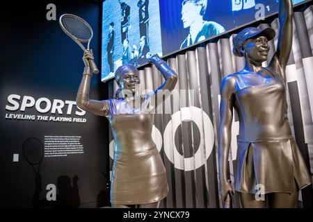 WASHINGTON DC, USA – die Ausstellung Venus und Serena Williams im National Museum of African American History and Culture feiert die Erfolge der Tennismeister in der Sports: Levelling the Playing Field Galerie. Die Ausstellung dokumentiert den Einfluss der Williams-Schwestern auf Profi-Tennis und ihren Einfluss als afroamerikanische Athleten. Stockfoto