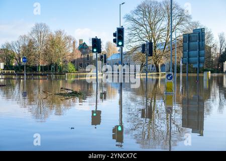 Chippenham, Wiltshire, Großbritannien, 25. November 2024. Im Bild ist der Kreisverkehr in der Mitte der Brücke an der Hauptstraße A4 in die Innenstadt von Chippenham, viele Straßen in Chippenham wurden überflutet, nachdem der Fluss Avon in der Stadt seine Ufer platzte. Quelle: Lynchpics/Alamy Live News Stockfoto