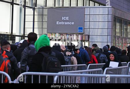 New York, New York, USA. November 2024. 25. November 2024 – New York, NY USA – Migranten/Einwanderer versammeln sich außerhalb der ICE-Büros (Immigration and Customs Enforcement) in der Federal Plaza von Lower Manhattan, um ihre laufende Ernennung und Gerichtsdaten für ihren Rechtsstatus zu vereinbaren. Die bevorstehende Ankunft des ehemaligen Präsidenten Donald Trump im Weißen Haus wird Änderungen am derzeitigen Einwanderungssystem bewirken, das unter Präsident Biden eingesetzt wurde. Quelle: ZUMA Press, Inc./Alamy Live News Stockfoto