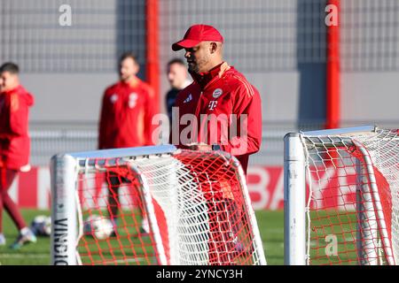 München, Deutschland. November 2024. Vincent Kompany (FC Bayern München, Cheftrainer), Ger, Abschlusstraining, FC Bayern München, Fussball, UEFA Champions League, 5. Spieltag, Saison 2024/2025, 25.11.2024, Foto: Eibner-Pressefoto/Jenni Maul Credit: dpa/Alamy Live News Stockfoto