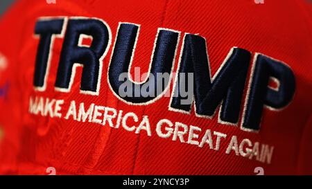 Kiew, Ukraine - 5. November 2024: Nahaufnahme eines leuchtend roten „Make America Great Again“-Hutes mit gesticktem Text, der die Unterstützung für Donald Trump symbolisiert Stockfoto
