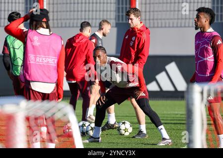 München, Deutschland. November 2024. Mathys Tel (FC Bayern München, 39), Ger, Abschlusstraining, FC Bayern München, Fussball, UEFA Champions League, 5. Spieltag, Saison 2024/2025, 25.11.2024, Foto: Eibner-Pressefoto/Jenni Maul Credit: dpa/Alamy Live News Stockfoto