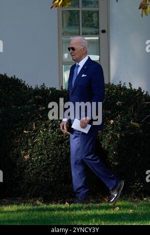 Washington, Usa. November 2024. US-Präsident Joe Biden begnadigt die Puten Peach and Blossom aus Minnesota, um den 77. Jahrestag der Präsentation der National Thanksgiving Turkey auf dem Südrasen des Weißen Hauses in Washington am 25. November 2024 zu feiern. Foto: Yuri Gripas/UPI Credit: UPI/Alamy Live News Stockfoto