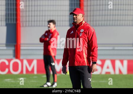 München, Deutschland. November 2024. Vincent Kompany (FC Bayern München, Cheftrainer), Ger, Abschlusstraining, FC Bayern München, Fussball, UEFA Champions League, 5. Spieltag, Saison 2024/2025, 25.11.2024, Foto: Eibner-Pressefoto/Jenni Maul Credit: dpa/Alamy Live News Stockfoto