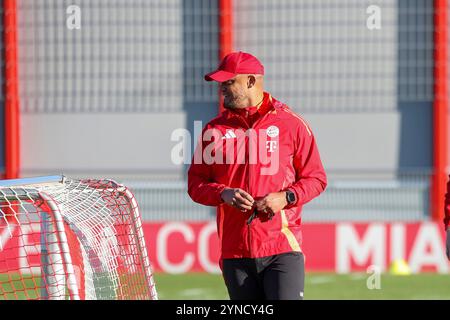 München, Deutschland. November 2024. Vincent Kompany (FC Bayern München, Cheftrainer), Ger, Abschlusstraining, FC Bayern München, Fussball, UEFA Champions League, 5. Spieltag, Saison 2024/2025, 25.11.2024, Foto: Eibner-Pressefoto/Jenni Maul Credit: dpa/Alamy Live News Stockfoto