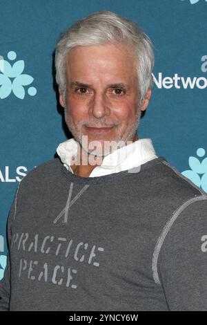 West Hollywood, Kalifornien, USA. CA. 23. November 2024. Christian LeBlanc bei Arranvals for Molly Wolveck Art Exhibit to Benefit for als Research & Care, Pop Up Gallery, West Hollywood, CA, 23. November, 2024. Quelle: Priscilla Grant/Everett Collection/Alamy Live News Stockfoto