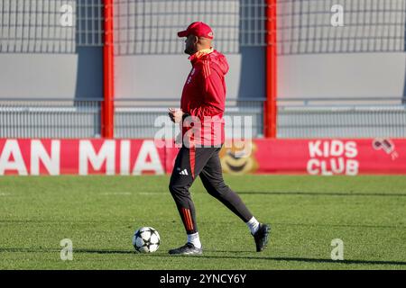 München, Deutschland. November 2024. Vincent Kompany (FC Bayern München, Cheftrainer), Ger, Abschlusstraining, FC Bayern München, Fussball, UEFA Champions League, 5. Spieltag, Saison 2024/2025, 25.11.2024, Foto: Eibner-Pressefoto/Jenni Maul Credit: dpa/Alamy Live News Stockfoto