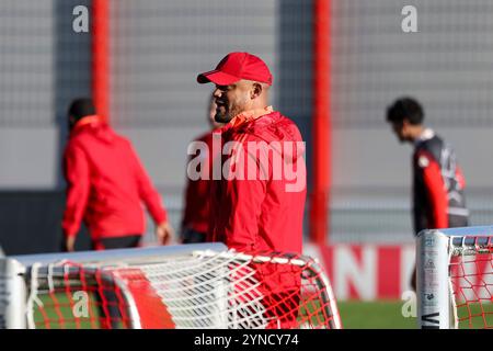 München, Deutschland. November 2024. Vincent Kompany (FC Bayern München, Cheftrainer), Ger, Abschlusstraining, FC Bayern München, Fussball, UEFA Champions League, 5. Spieltag, Saison 2024/2025, 25.11.2024, Foto: Eibner-Pressefoto/Jenni Maul Credit: dpa/Alamy Live News Stockfoto