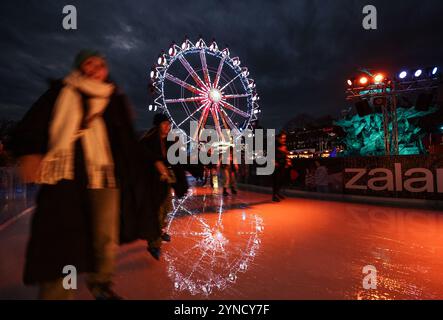Berlin, Deutschland. November 2024. Die Leute laufen auf der Eisbahn auf dem Weihnachtsmarkt vor dem Roten Rathaus. Quelle: Hannes P. Albert/dpa/Alamy Live News Stockfoto