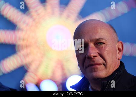 Berlin, Deutschland. November 2024. Kai Wegner (CDU), Regierender Bürgermeister von Berlin, besucht den Weihnachtsmarkt vor dem Roten Rathaus. Quelle: Hannes P. Albert/dpa/Alamy Live News Stockfoto