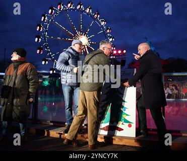 Berlin, Deutschland. November 2024. Kai Wegner (CDU, r), Regierender Bürgermeister von Berlin, besucht den Weihnachtsmarkt vor dem Roten Rathaus. Quelle: Hannes P. Albert/dpa/Alamy Live News Stockfoto