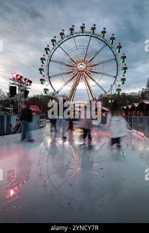 Berlin, Deutschland. November 2024. Die Leute laufen auf der Eisbahn auf dem Weihnachtsmarkt vor dem Roten Rathaus. Quelle: Hannes P. Albert/dpa/Alamy Live News Stockfoto