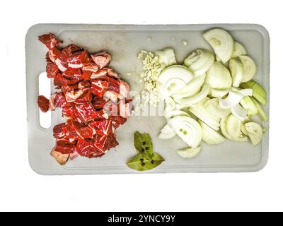 Schneidebrett mit Zutaten wie geschnittene ​​​​yellow-Zwiebeln, geschnittene ​​​​red-Rinderblätter mit Zehen für die Zubereitung eines köstlichen frischen Hachés Stockfoto