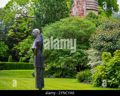 Teil des Außenbereichs und des Gartens des Bischofspalastes des Bischofs von Bath und Wells seit dem 13. Jahrhundert, Wells Somerset UK Stockfoto