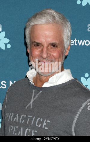 West Hollywood, Kalifornien, USA. CA. 23. November 2024. Christian LeBlanc bei Arranvals for Molly Wolveck Art Exhibit to Benefit for als Research & Care, Pop Up Gallery, West Hollywood, CA, 23. November, 2024. Quelle: Priscilla Grant/Everett Collection/Alamy Live News Stockfoto