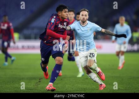 Rom, Italien. November 2024. Santiago Castro aus bologna wetteiferte mit Manuel Locatelli aus Latium während der italienischen Meisterschaft Serie A Fussb um den Ball Stockfoto