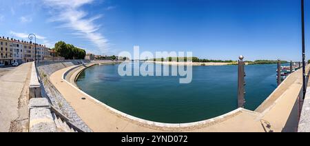 ARLES, Frankreich – Panoramablick auf den Fluss Rhône und seine historische Uferpromenade in der Nähe des Place Lamartine, ein Ort, der mehrere von Van Goghs Pai inspiriert hat Stockfoto