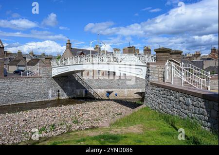 Fußgängerbrücke aus weißem Eisen über Carron Water von der Cameron Street zur Arbuthnott Street, Stonehaven, Aberdeenshire, Schottland, Vereinigtes Königreich, Europa Stockfoto