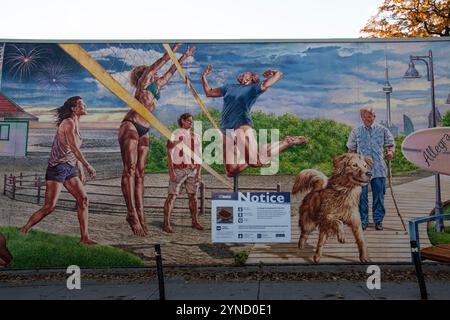 Beach Volleyball auf Balmy Beach Wandgemälde auf Foodland auf der Lee Avenue in Scarborough, Toronto, Ontario, Kanada Stockfoto