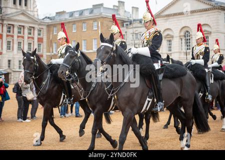 Household Cavalry Mounted Ceremonial Guard London England // LONDON, England — Mitglieder der britischen Household Cavalry erfüllen zeremonielle Aufgaben in ihren charakteristischen Uniformen, während sie auf speziell ausgewählten Pferden in London montiert sind. Die Household Cavalry besteht aus den beiden obersten Regimentern der britischen Armee, den Life Guards und den Blues und Royals, die beide aus dem 17. Jahrhundert stammen. Diese Soldaten dienen zwei Rollen, sowohl als operative Kampfeinheiten als auch als zeremonielle Wachen, die den britischen Souverän schützen und Aufgaben in staatlichen Funktionen wahrnehmen. Die Haushalts-Kavallerie-Maintai Stockfoto