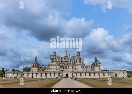 Chambord, Frankreich - 18. August 2024: Blick auf die königliche Burg von Chambord, Frankreich. Diese Burg befindet sich im Loire-Tal, erbaut im 16. Jahrhundert Stockfoto