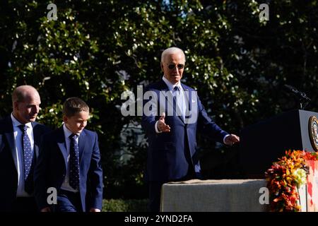 Washington, Usa. November 2024. US-Präsident Joe Biden begnadigt die Puten Peach and Blossom aus Minnesota, um den 77. Jahrestag der Präsentation der National Thanksgiving Turkey auf dem Südrasen des Weißen Hauses in Washington am 25. November 2024 zu feiern. Foto: Yuri Gripas/Pool/SIPA USA Credit: SIPA USA/Alamy Live News Stockfoto