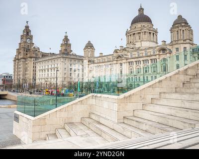 Die Three Graces bestehen aus dem Royal Liver Building, dem Cunard Building und dem Port of Liverpool Building, dargestellt über modernen abstrakten Stufen auf dem L Stockfoto