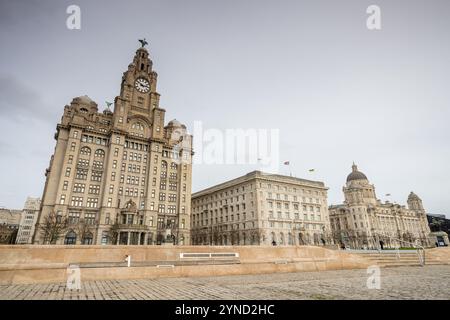 Die Three Graces bestehen aus dem Royal Liver Building, dem Cunard Building und dem Port of Liverpool Building, das über Pier Head an der Liverpool Waterfront u zu sehen ist Stockfoto