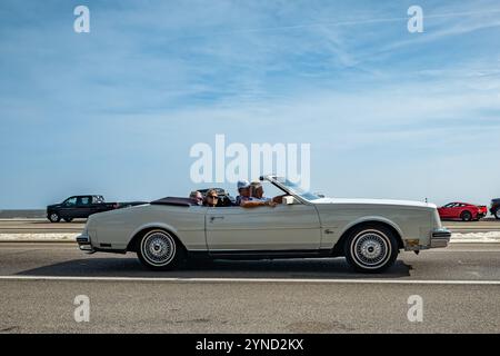 Gulfport, MS - 04. Oktober 2023: Weitwinkel-Seitenansicht eines Buick Riviera Cabriolets aus dem Jahr 1985 auf einer lokalen Autoshow. Stockfoto