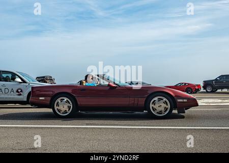 Gulfport, MS - 04. Oktober 2023: Weitwinkel-Seitenansicht eines 1989 Chevrolet Corvette Cabriolets auf einer lokalen Autoshow. Stockfoto