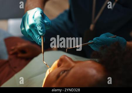 Untersuchung des Mundraumes des Patienten mit Dentalinstrumenten Stockfoto