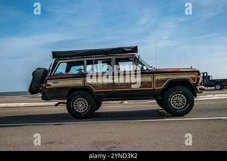 Gulfport, MS - 04. Oktober 2023: Weitwinkel-Seitenansicht eines 1988 Jeep Grand Wagoneers auf einer lokalen Autoshow. Stockfoto