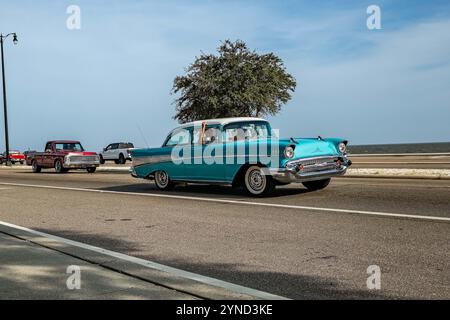 Gulfport, MS - 04. Oktober 2023: Weitwinkelansicht einer zweitürigen Chevrolet Bel Air Limousine aus dem Jahr 1957 auf einer lokalen Autoshow. Stockfoto