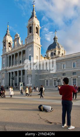 Busker spielt Violine neben der Kathedrale von Almudena gegenüber dem Königlichen Palast Plaza de la Armeria Madrid Spanien Europa Stockfoto