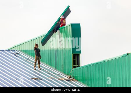 SAMUT PRAKAN, THAILAND, 26. Oktober 2024, Arbeiter arbeiten auf dem Dach der Halle Stockfoto