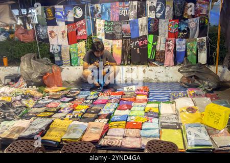 SAMUT PRAKAN, THAILAND, 26. Oktober 2024, Ein Mann verkauft gebrauchte Kleidung unterwegs auf einem Nachtmarkt Stockfoto