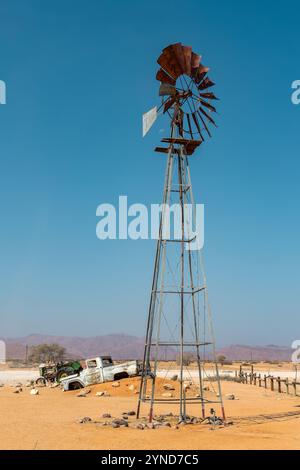 Windmühle, Wasserwindpumpe in Solitaire, Namibia, Afrika Stockfoto