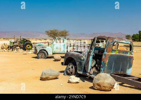 Autos und Lastwagen werden in der Namib-Wüste in Solitaire, Namibia, Afrika, zerstört Stockfoto